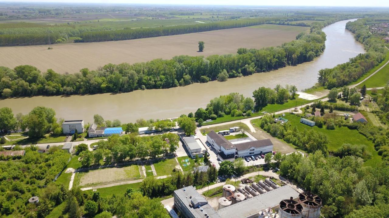 Nn Boutique Hotel Tiszaújváros エクステリア 写真