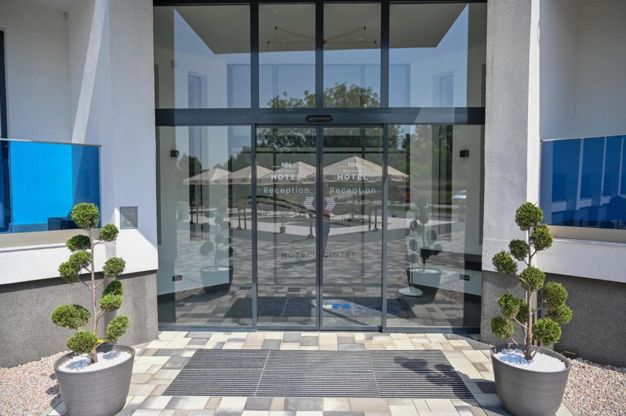 Nn Boutique Hotel Tiszaújváros エクステリア 写真