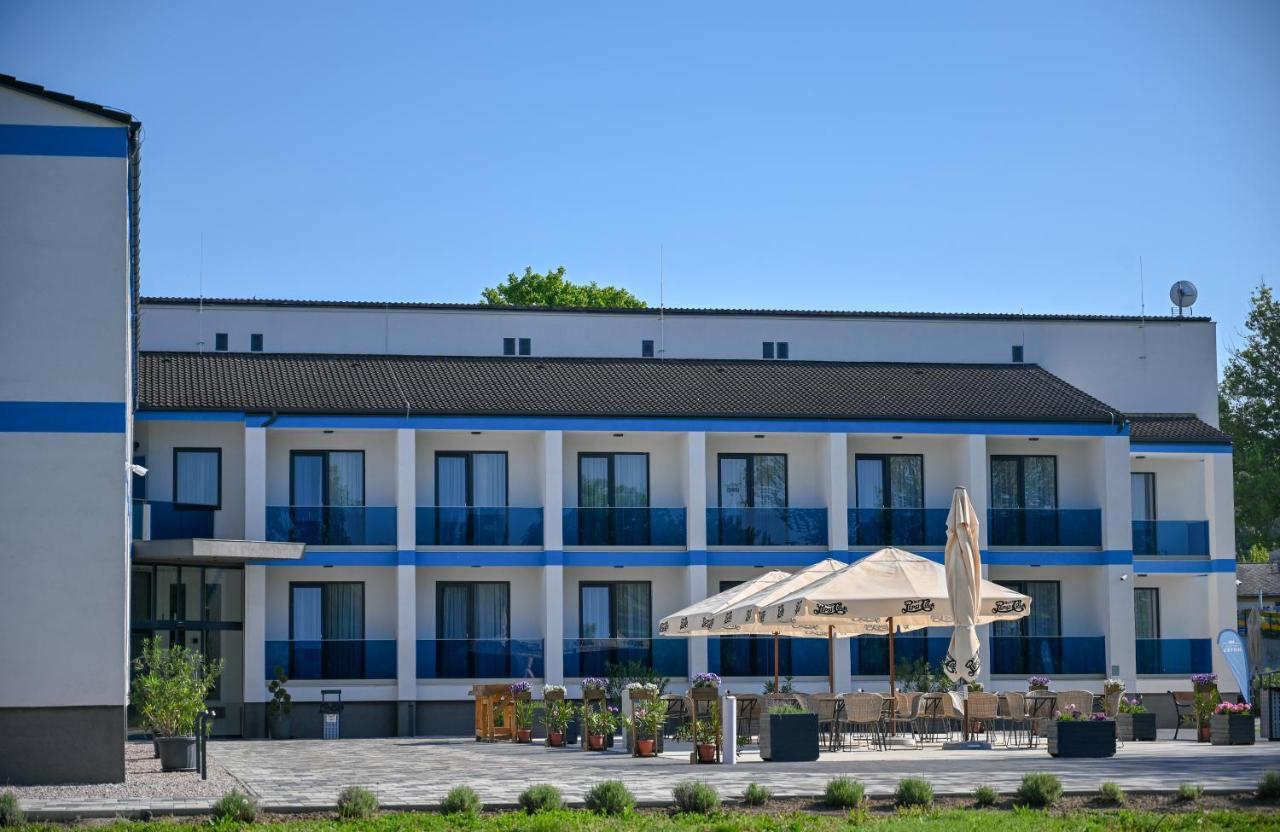 Nn Boutique Hotel Tiszaújváros エクステリア 写真