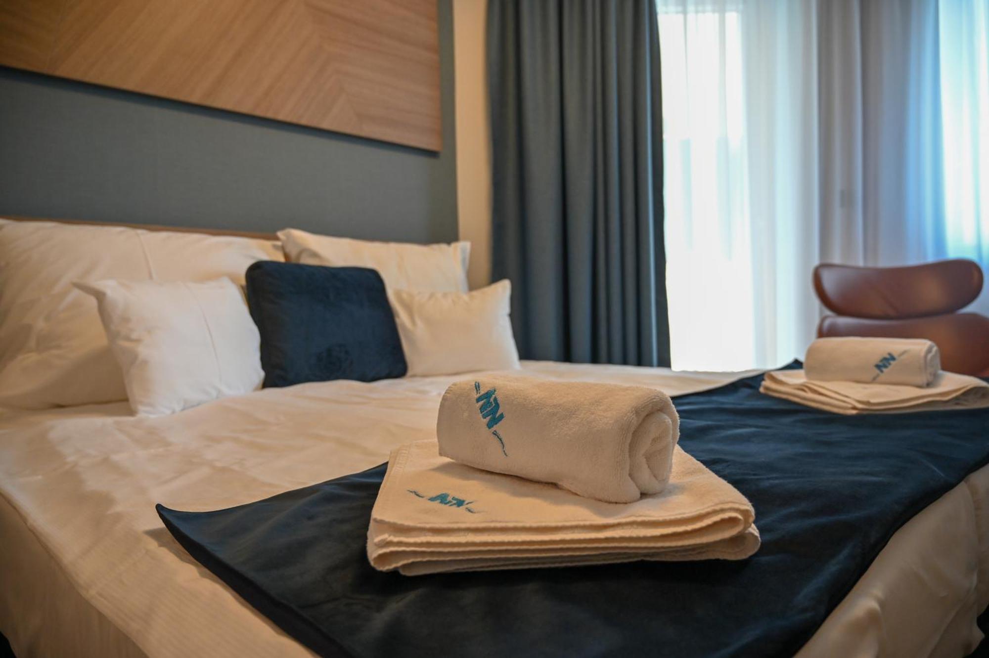 Nn Boutique Hotel Tiszaújváros エクステリア 写真