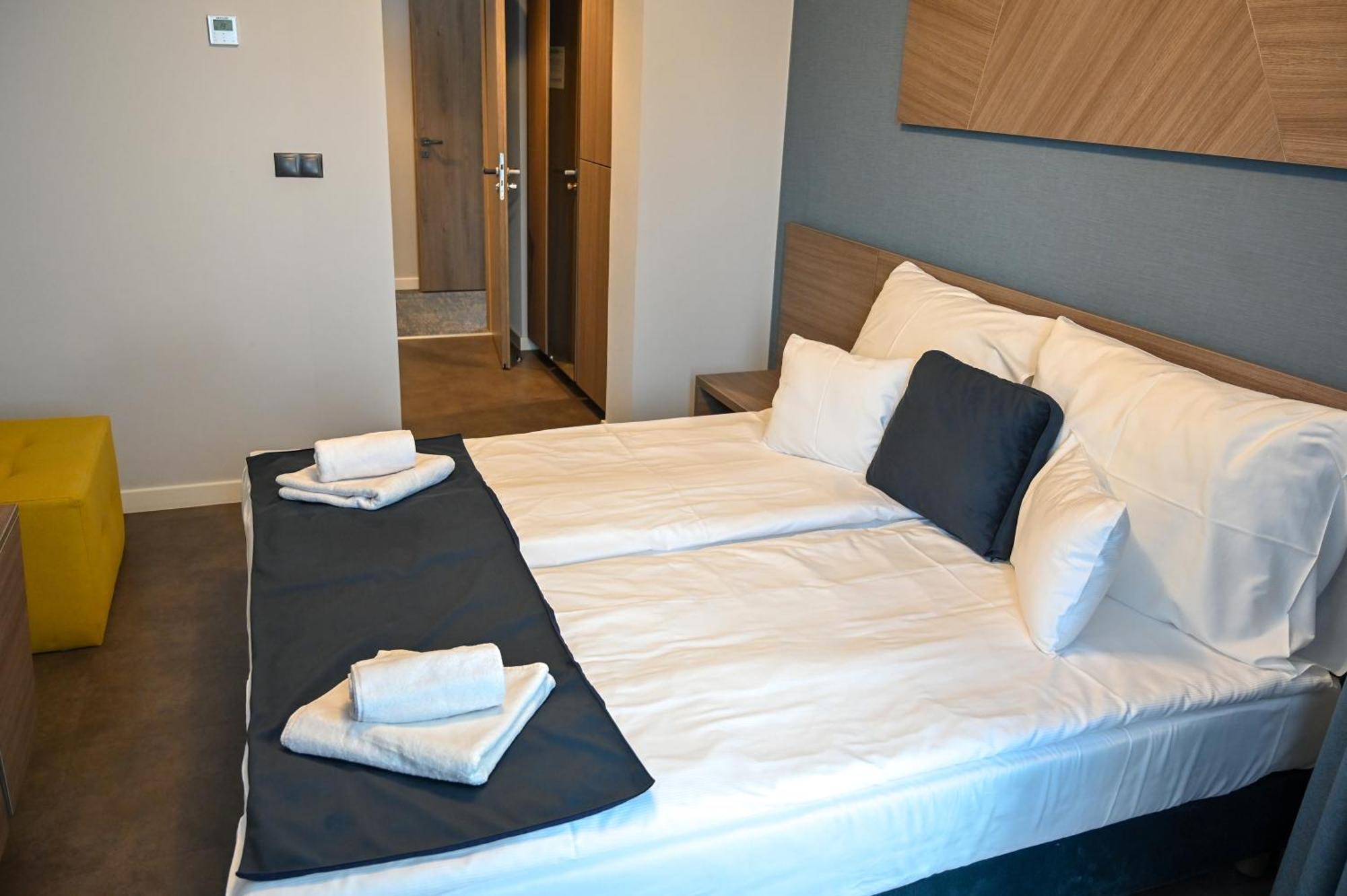 Nn Boutique Hotel Tiszaújváros エクステリア 写真
