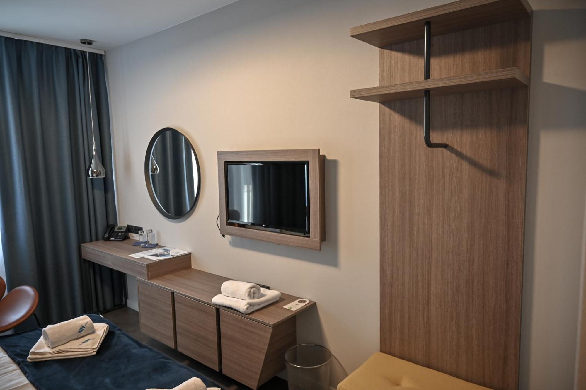 Nn Boutique Hotel Tiszaújváros エクステリア 写真
