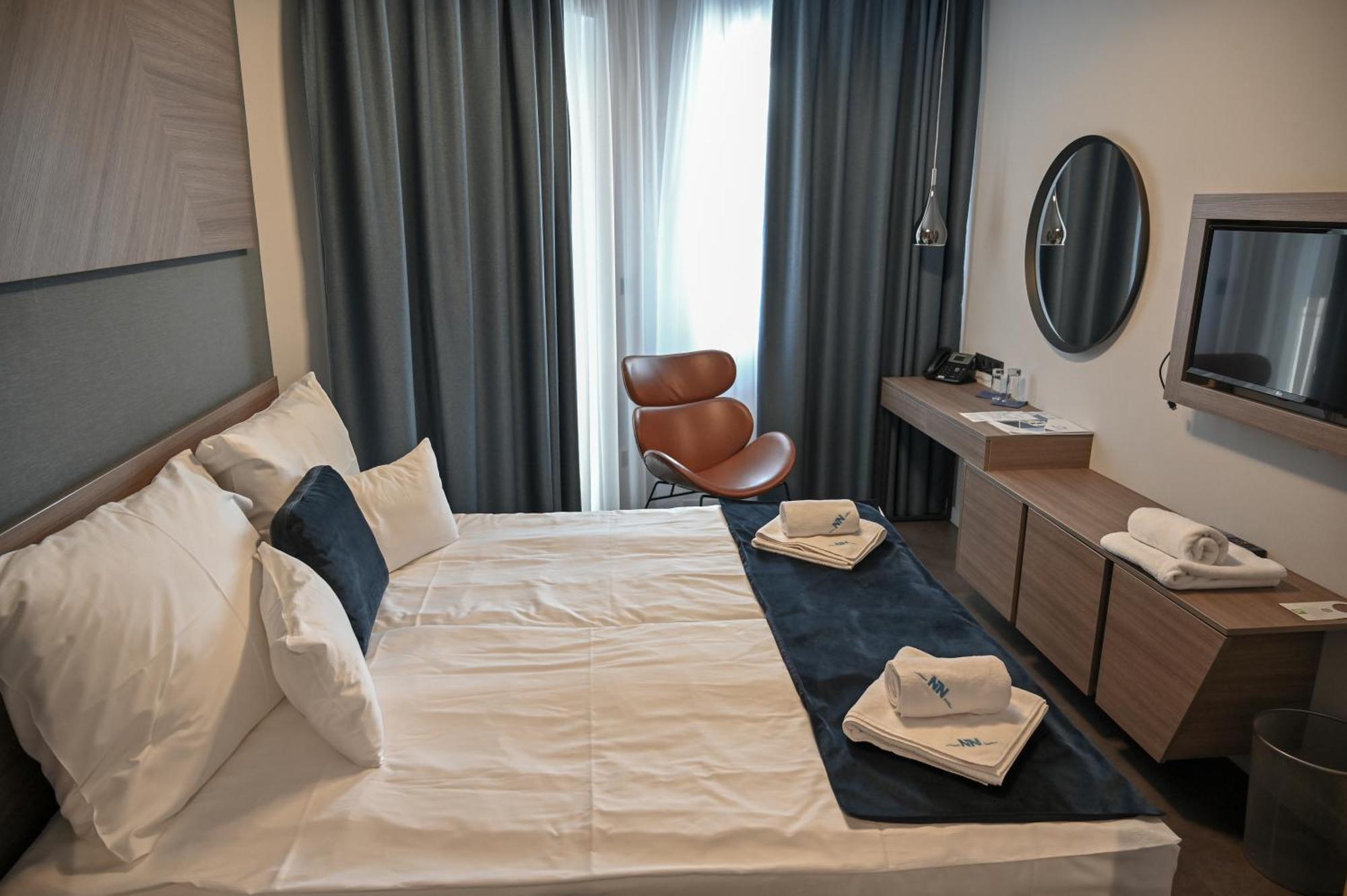 Nn Boutique Hotel Tiszaújváros エクステリア 写真