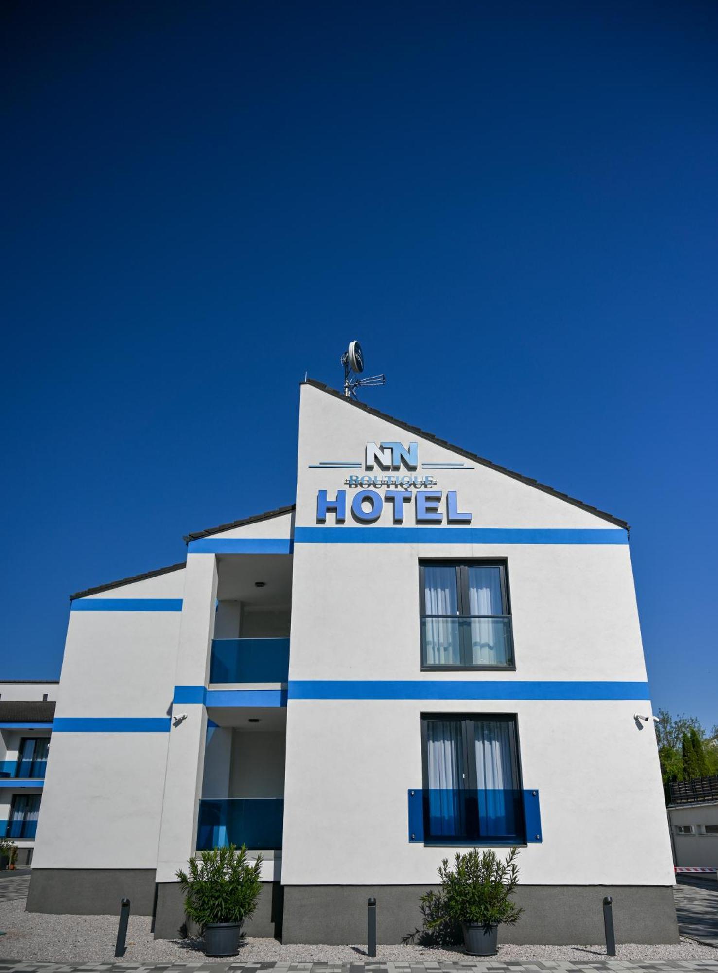 Nn Boutique Hotel Tiszaújváros エクステリア 写真
