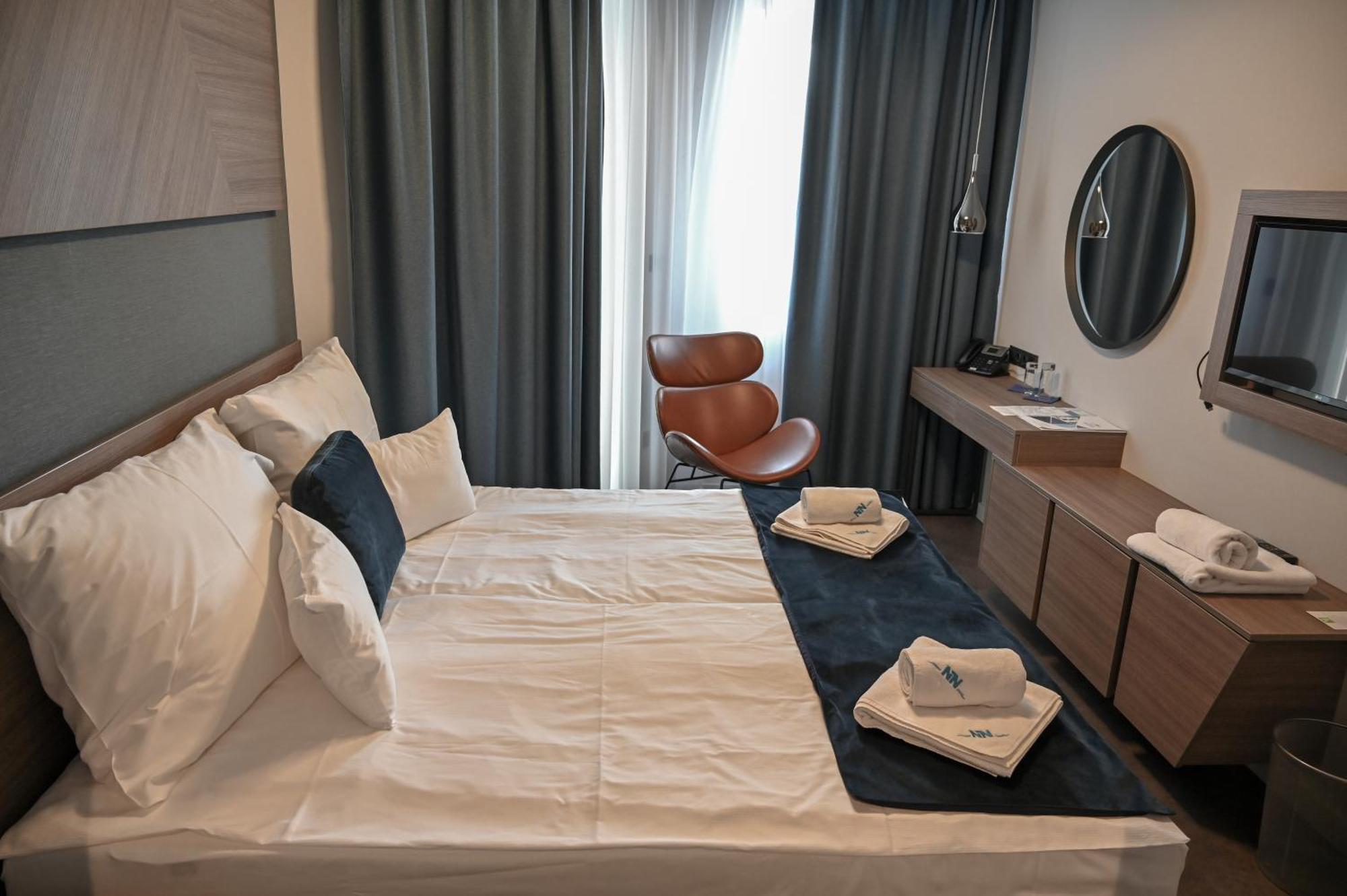 Nn Boutique Hotel Tiszaújváros エクステリア 写真