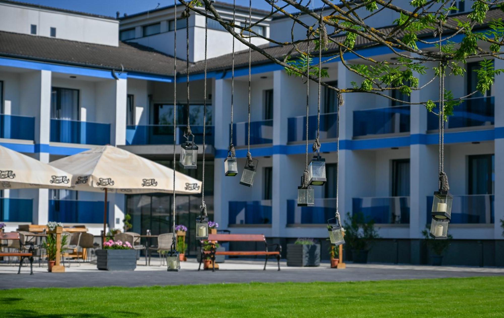 Nn Boutique Hotel Tiszaújváros エクステリア 写真