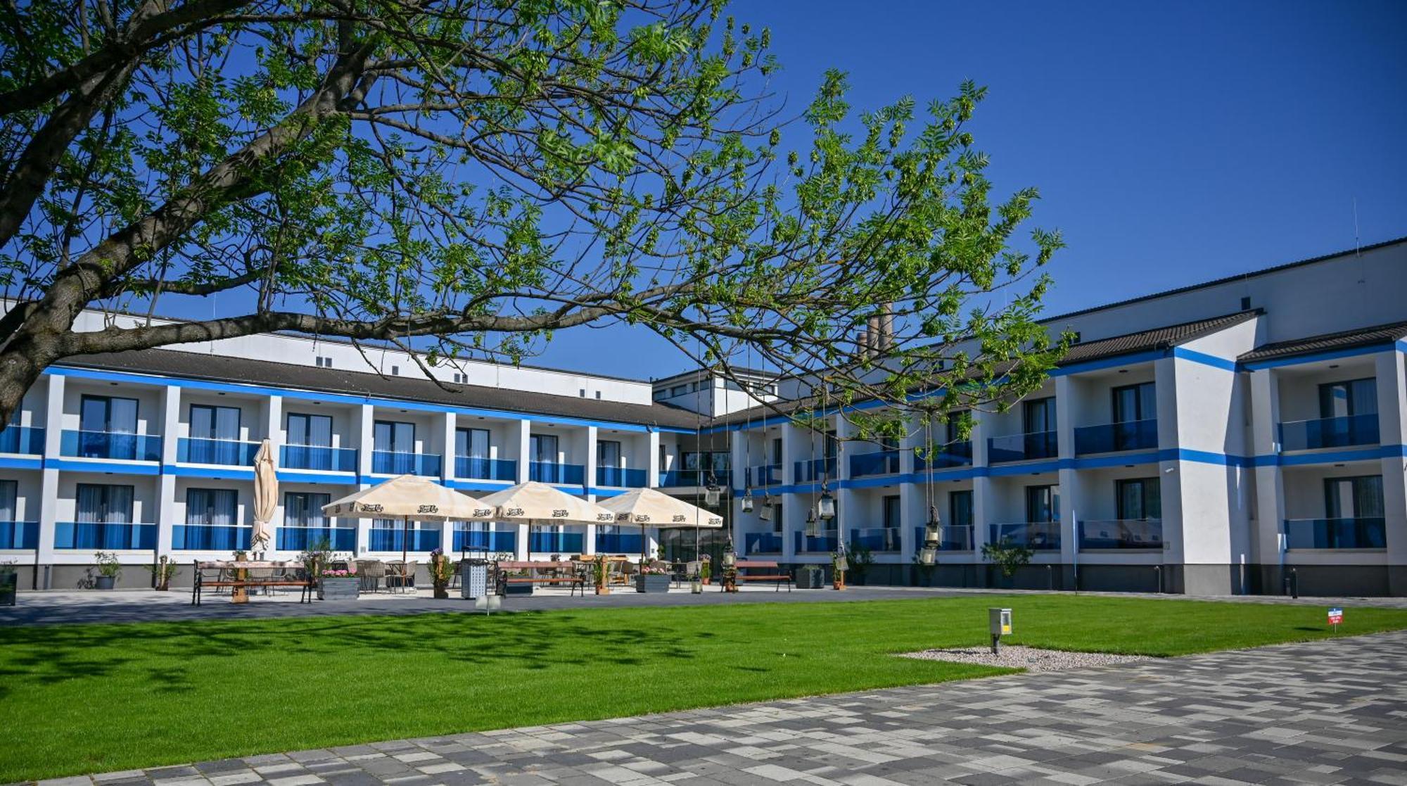 Nn Boutique Hotel Tiszaújváros エクステリア 写真
